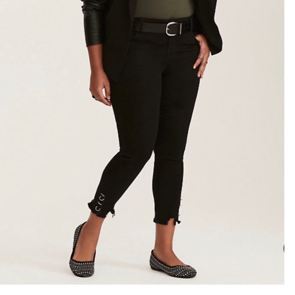 NWT- TORRID SKINNY JEAN BLACK WASH WITH RING CUFFS